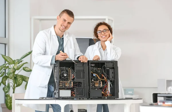 Electronic technicians working in service center — Stock Photo, Image