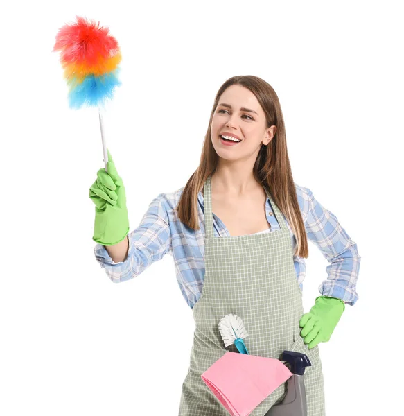 Jong huisvrouw met schoonmaak benodigdheden op witte achtergrond — Stockfoto