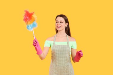 Geçmişinde toz fırçası olan genç bir ev hanımı.