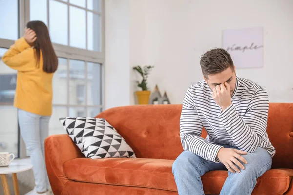 Pareja joven trastornada después de disputa en casa — Foto de Stock