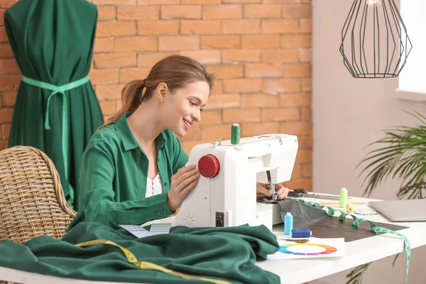 Young woman sewing clothes in atelier — 스톡 사진