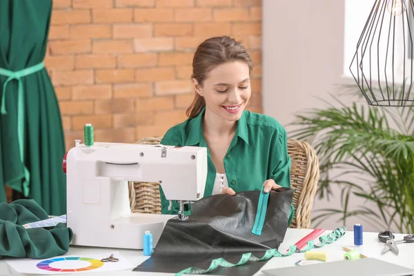 Young woman sewing clothes in atelier — 스톡 사진