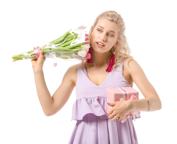 Vacker ung kvinna med gåva och blommor på vit bakgrund. Internationella kvinnodagen firas — Stockfoto