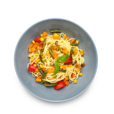 Beyaz arka planda lezzetli makarna ve sebzeli tabak.