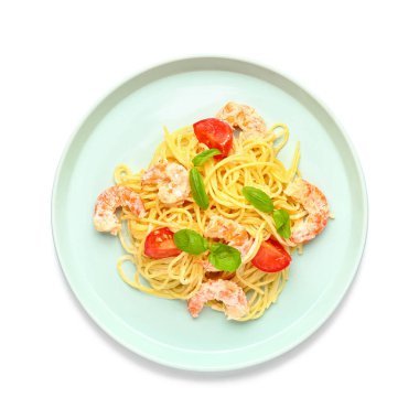 Lezzetli makarna ve beyaz arka planda karides tabağı.