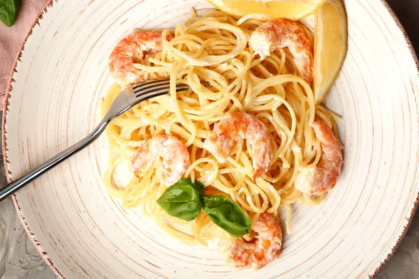 Plate with tasty pasta and shrimps, closeup — Stock Photo, Image