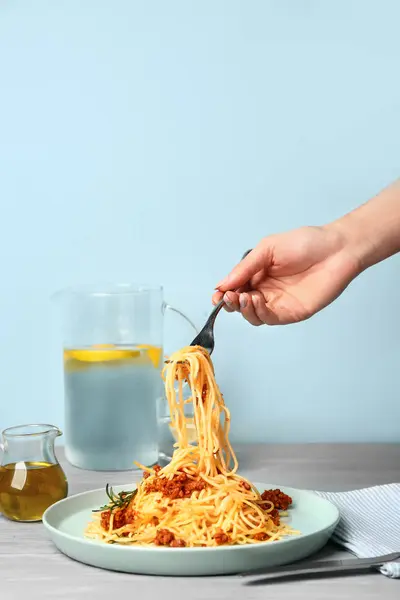 Frau isst leckere Pasta Bolognese vom Teller — Stockfoto