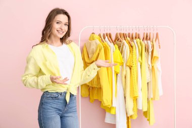 Modern elbiseli kadın stilisti.