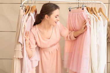 Modern elbiseli kadın stilisti.