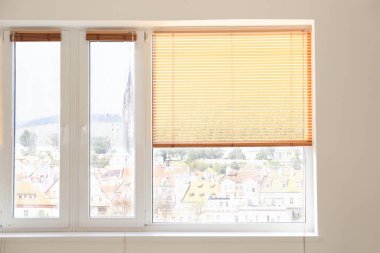 Pencereye asılı modern panjurlar