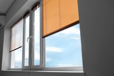 Pencereye asılı modern panjurlar