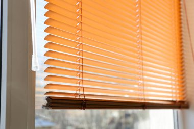 Pencereye asılı modern panjurlar