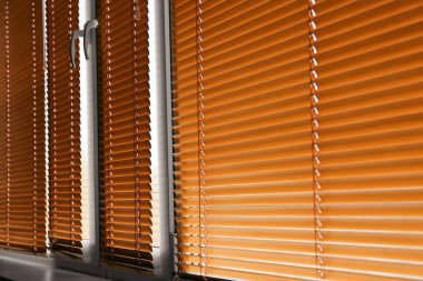 Pencereye asılı modern panjurlar