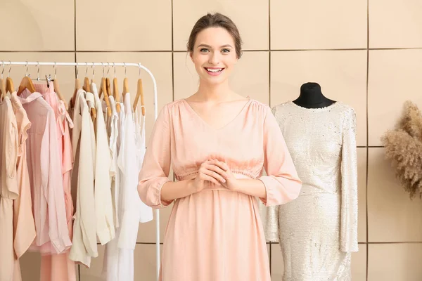 Styliste féminine près mannequin et rack avec des vêtements modernes — Photo