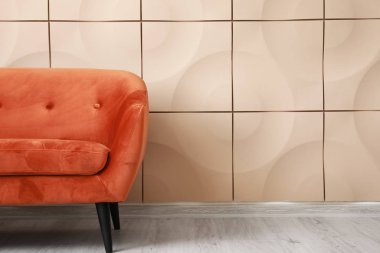 Oda duvarının yanındaki şık kanepe.