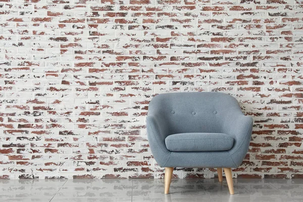 Stilvoller Sessel in der Nähe der Ziegelwand im Zimmer — Stockfoto