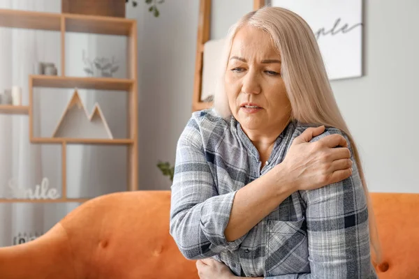 Seniorin leidet zu Hause am Parkinson-Syndrom — Stockfoto