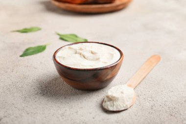 Masada lezzetli krem peynirli kase ve kaşık