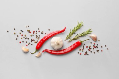 Hafif arkaplanda taze baharatlar