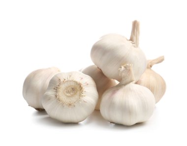 Beyaz arka planda taze sarımsak