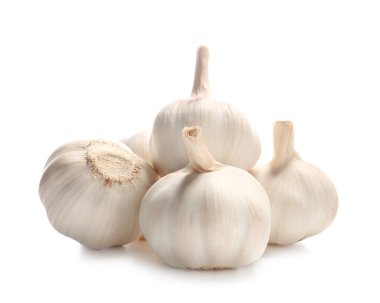 Beyaz arka planda taze sarımsak