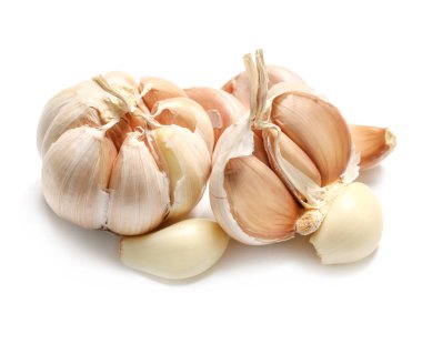 Beyaz arka planda taze sarımsak