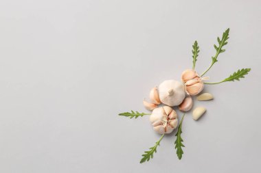 Hafif arkaplanda taze sarımsak ve roka.