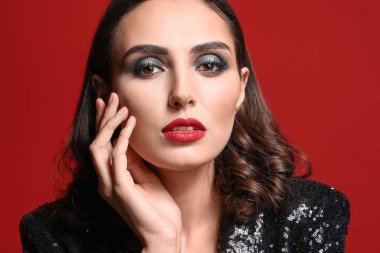 Renkli makyajlı genç bir kadın.