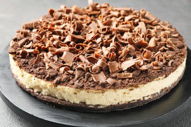 Lezzetli çikolatalı cheesecake masada, yakın plan.