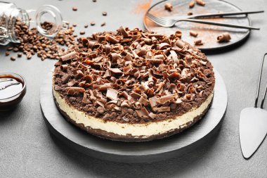 Koyu masada lezzetli çikolatalı cheesecake