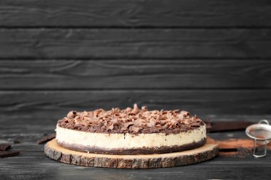 Koyu masada lezzetli çikolatalı cheesecake