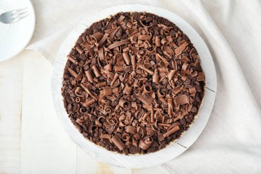 Beyaz masada lezzetli çikolatalı cheesecake