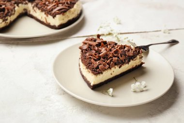 Beyaz arka planda çikolatalı cheesecake tabağı