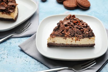 Tabakta lezzetli çikolatalı cheesecake var.