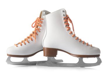 beyaz zemin üzerine buz pateni çifti