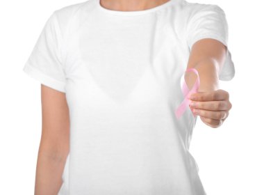 Beyaz arka planda pembe kurdeleli genç bir kadın, yakın plan. Kanser farkındalığı kavramı