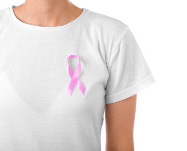 Beyaz arka planda pembe kurdeleli genç bir kadın, yakın plan. Kanser farkındalığı kavramı