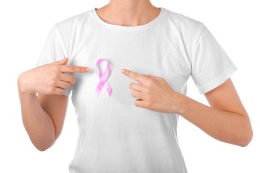 Beyaz arka planda pembe kurdeleli genç bir kadın, yakın plan. Kanser farkındalığı kavramı