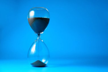 Renkli arka planda kum saati. Zaman yönetimi kavramı