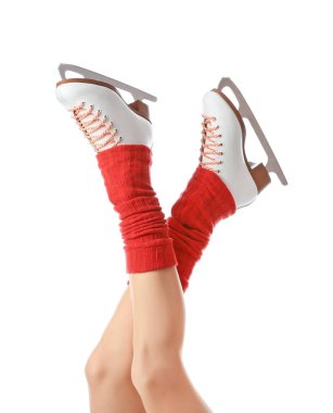 Beyaz arka planda buz pateni ayakkabısı giymiş genç bir kadın.