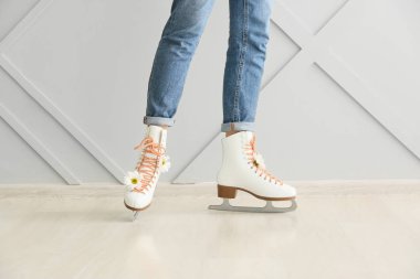 Buz pateni ayakkabılı genç bir kadın.