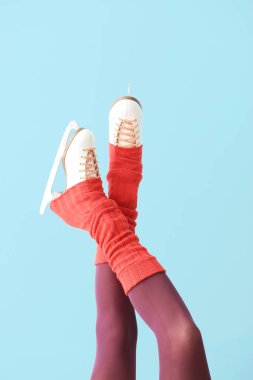 Arkaplanda buz pateni ayakkabısı giyen genç bir kadın