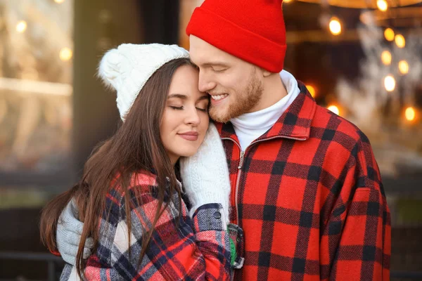 Feliz pareja joven caminando al aire libre en el día de invierno — Foto de Stock