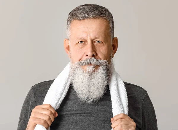 Sporty elderly man on grey background — Stock Photo, Image