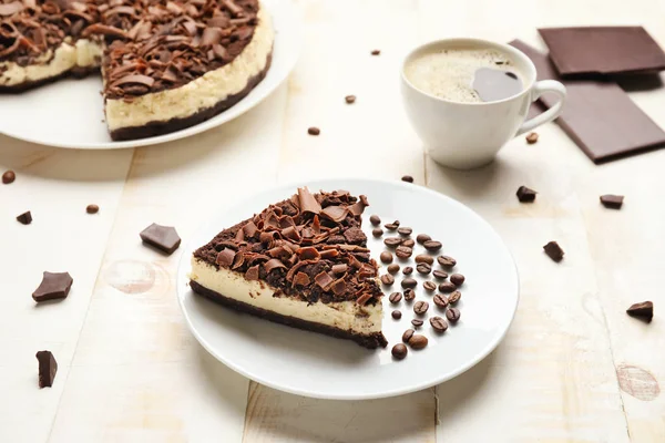 Bolo de queijo de chocolate saboroso com café na mesa — Fotografia de Stock