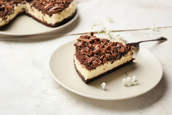 Plate with piece of chocolate cheesecake on white background — Stock Photo, Image