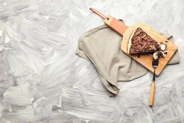 Pedaço de bolo de queijo de chocolate saboroso em fundo cinza — Fotografia de Stock