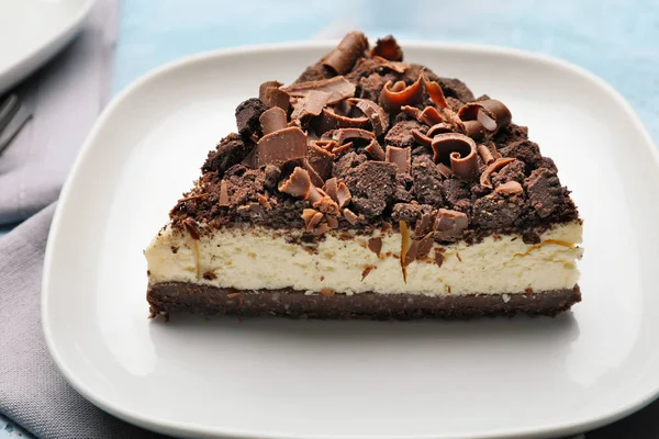 Tallrik med bit god choklad cheesecake på bordet — Stockfoto