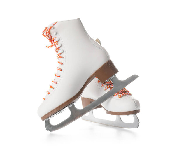 Пара коньков на белом фоне
