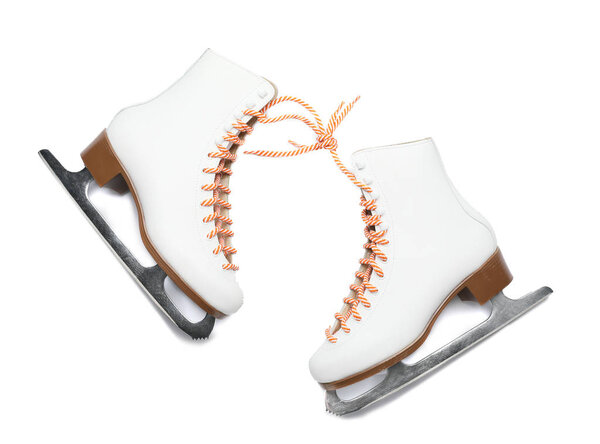 Пара коньков на белом фоне
